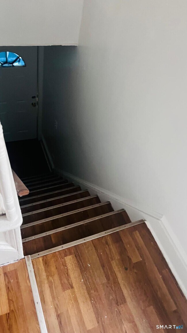 Building Photo - 210 Smith St