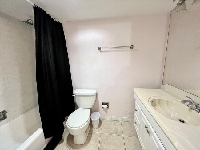 Building Photo - 3000 N Palm Aire Dr