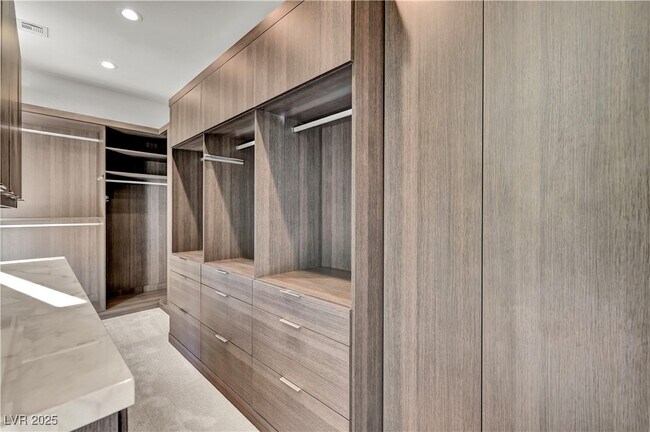 Building Photo - 68 Grey Feather Dr