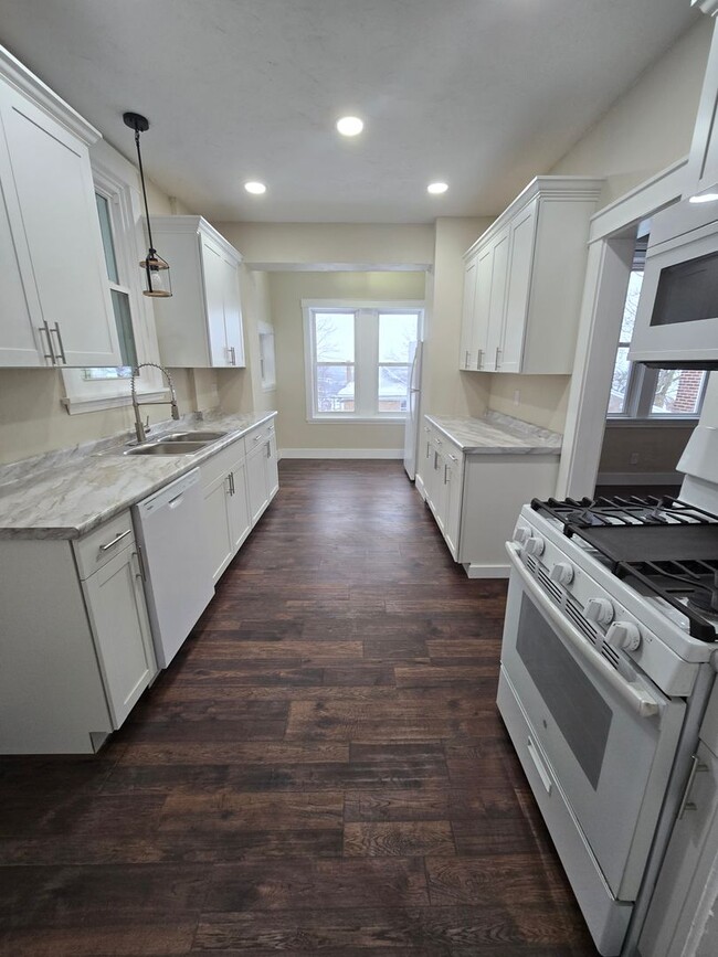 Building Photo - Newly renovated Beechview Home with Bonus ...