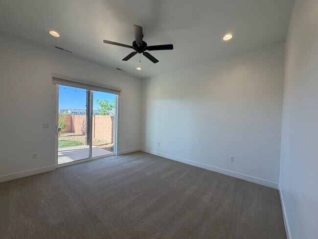 Building Photo - SPACIOUS PATIO HOME FOR RENT!