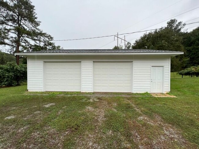 Building Photo - Large 4 bedroom home with optional HUGE de...