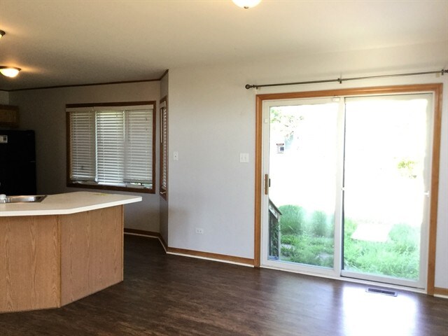 Building Photo - 262 Lakeview Ct