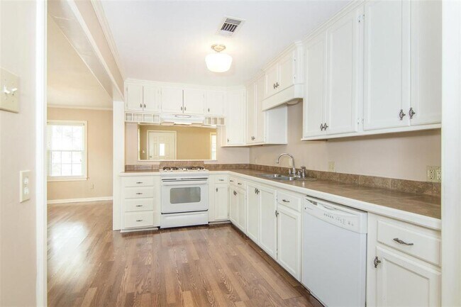 Building Photo - 1607 Libbey Dr