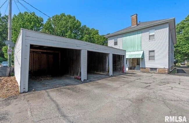 Building Photo - 860 Loraine Ave