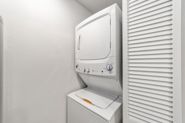 Building Photo - Built in 2024 a 2 bed 2 bath