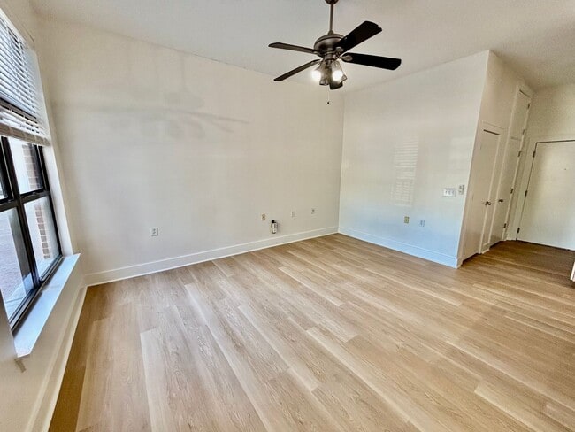 Building Photo - 1 Bedroom Condo Downtown!
