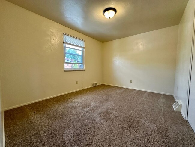 Building Photo - Spacious 2BR Townhome in Plum - Central AC...