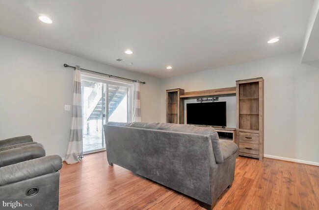 Building Photo - 437 Boxelder Dr