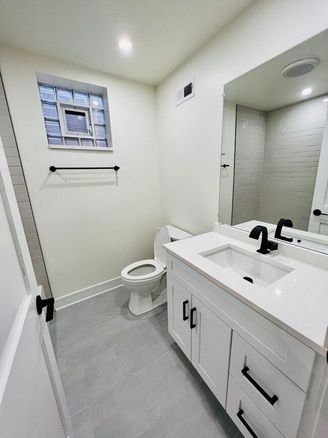 Building Photo - 1906 W 34th Pl