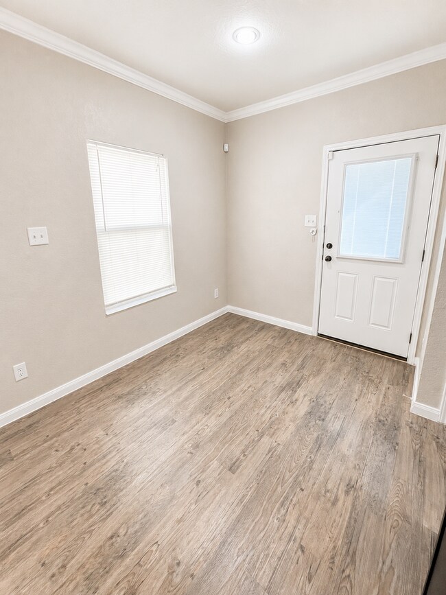 Building Photo - Wurzbach Meadows Town Home