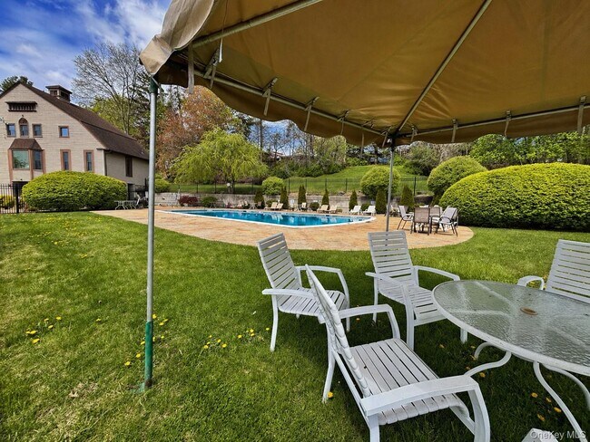 Building Photo - 10 Sycamore Dr