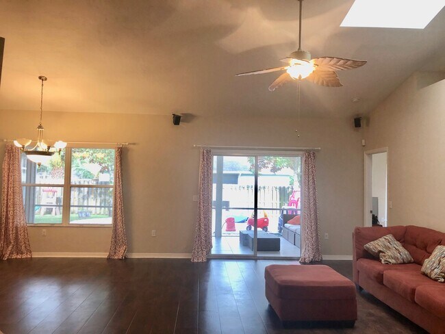 Building Photo - 4BR/2BA in Sorrento with large, fenced-in ...