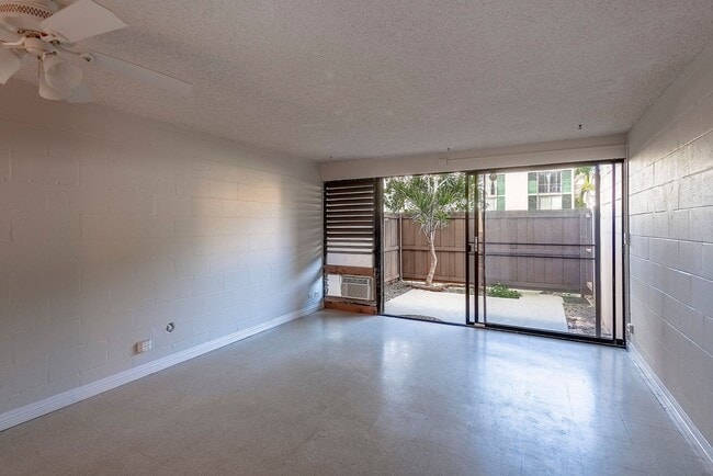 Building Photo - SPACIOUS GROUND FLOOR condo w/ 1/1/1pkg co...