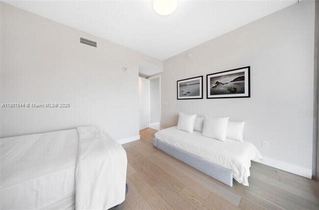 Building Photo - 10201 Collins Ave