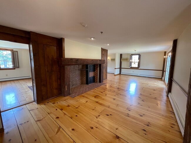 Building Photo - 454 Main St