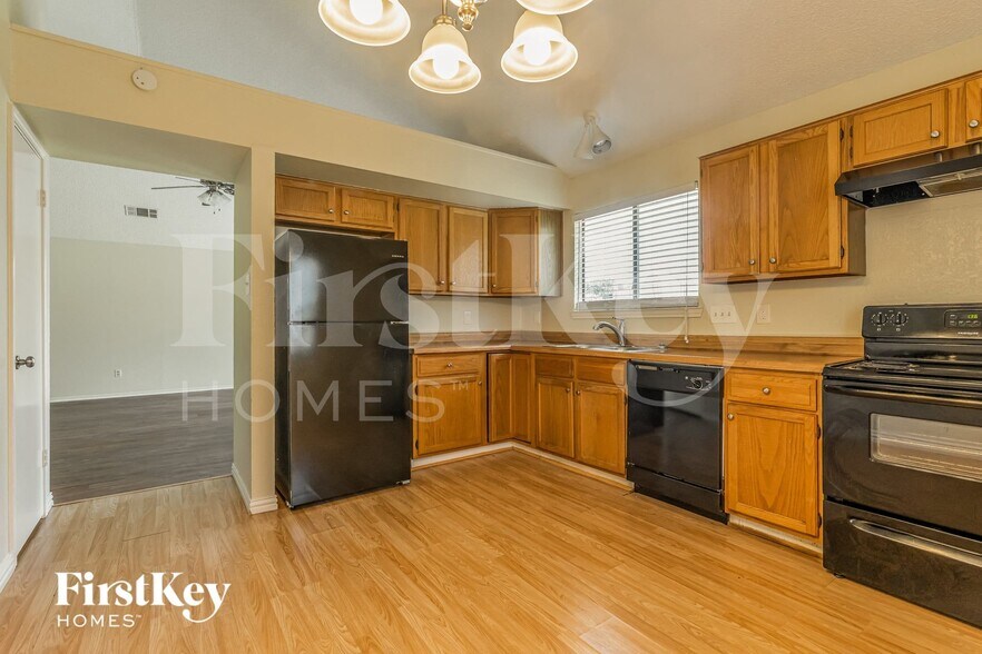 Building Photo - 3305 Country Creek Ln