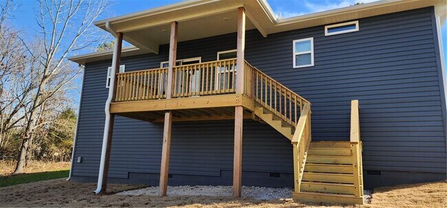 Building Photo - 33 Sandridge Dr