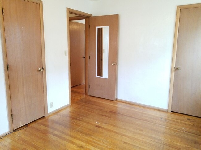 Building Photo - 2 bdrm, 1.5 bath duplex with flexible possession!