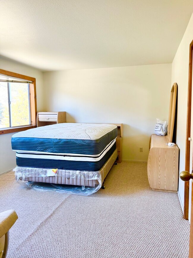 Building Photo - LARGE HOME WITH HUGE BONUS AREA