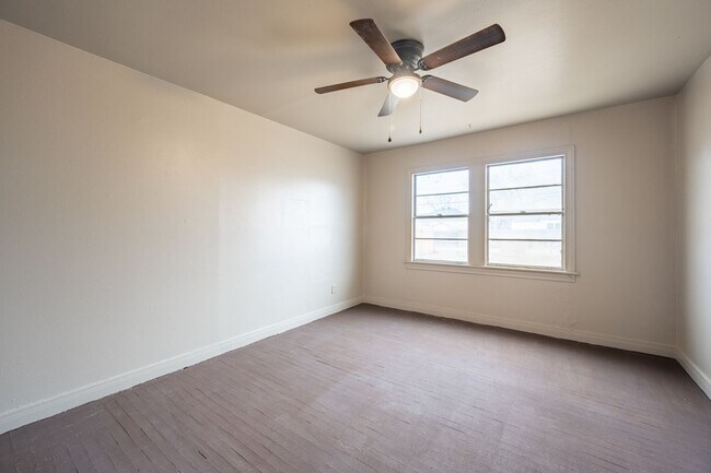 Building Photo - 927 S Bryan St