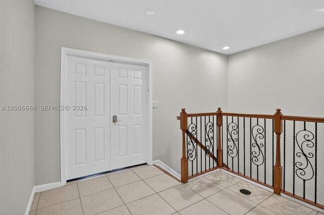 Building Photo - 5337 SW 40th Ave