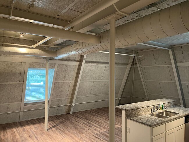 Building Photo - The Courtyard Lofts ~ Two Bedroom Apartment