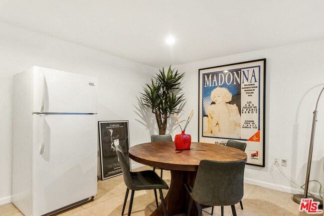 Building Photo - 917 N Curson Ave