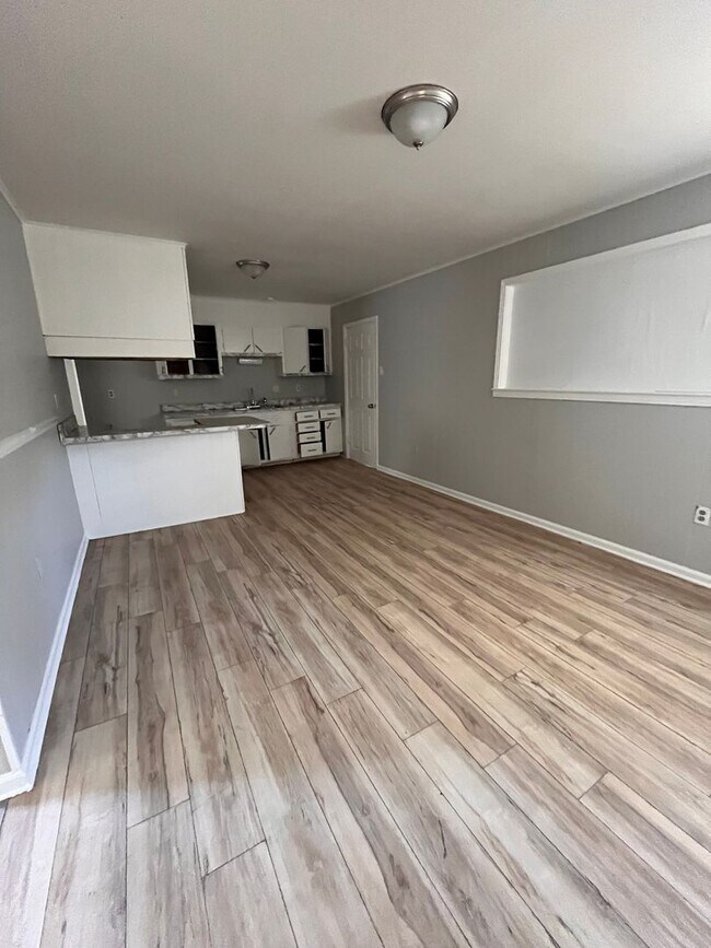 Building Photo - Great Property in quite Neighborhood