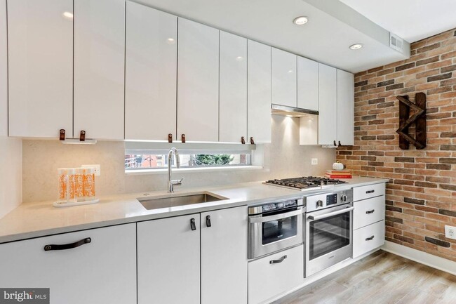 Building Photo - Practically new 1bd/1ba steps to Logan Cir...