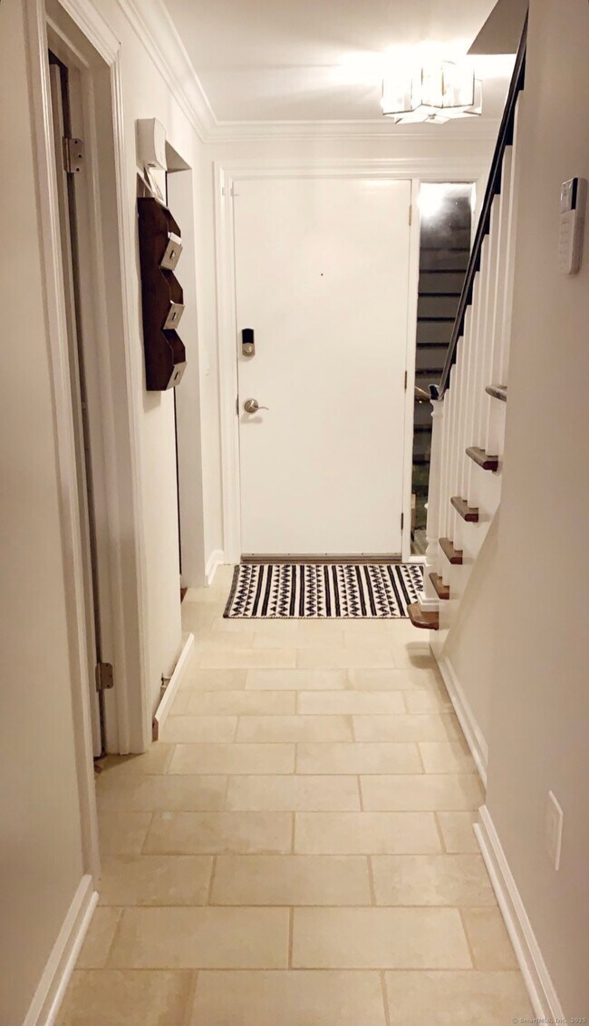 Building Photo - 10 Mead St