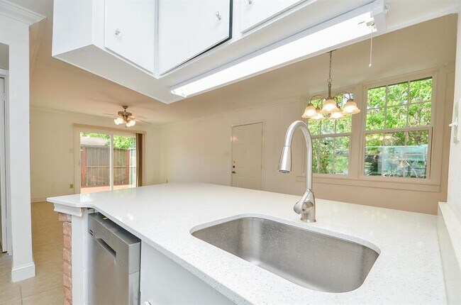 Building Photo - 8810 Ilona Ln