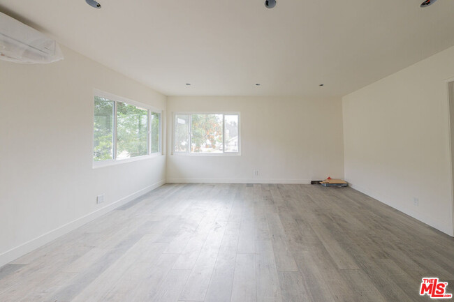 Building Photo - 10039 Haines Canyon Ave