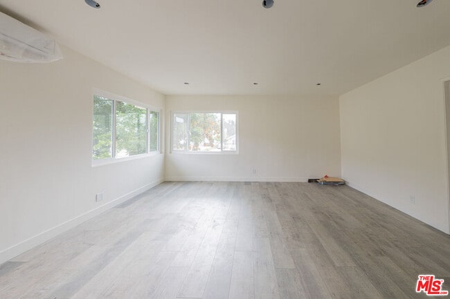 Building Photo - 10043 Haines Canyon Ave