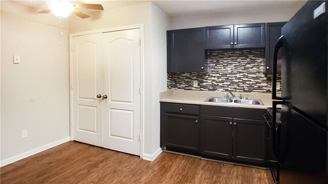 Building Photo - 2885 Center St