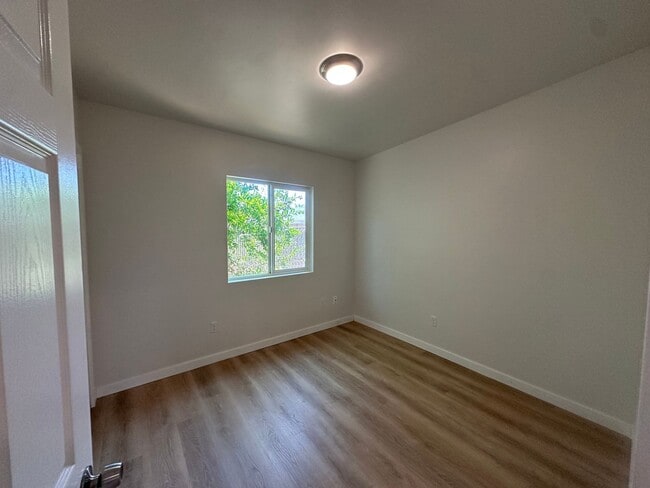 Building Photo - Beautiful, newly remodeled 2 bedroom 1 bat...