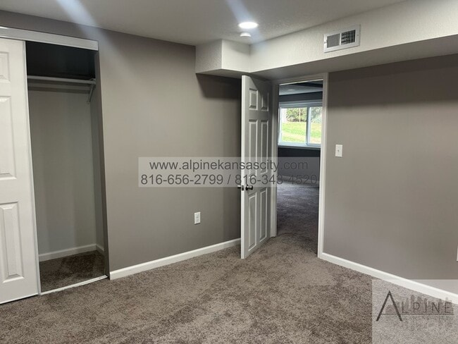 Building Photo - 5 Bedrooms, PLUS Rec Room in Gladstone!