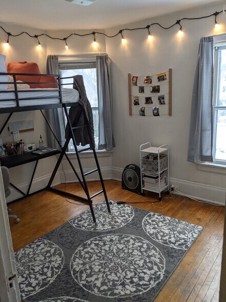 Building Photo - 1927 E Newberry Blvd