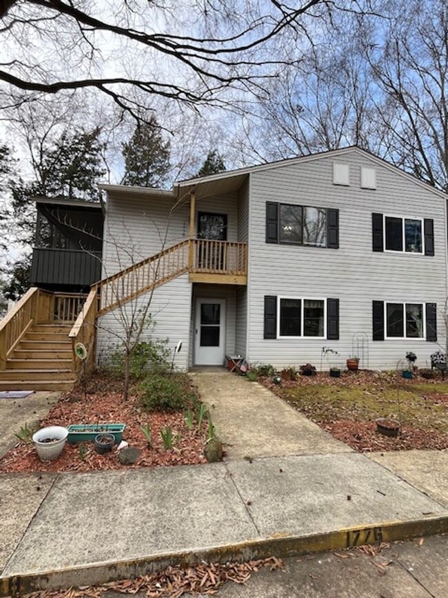 Building Photo - 2 Bedroom 1 Bath Upstairs Condo with MANY upgrades in Hunters Chase