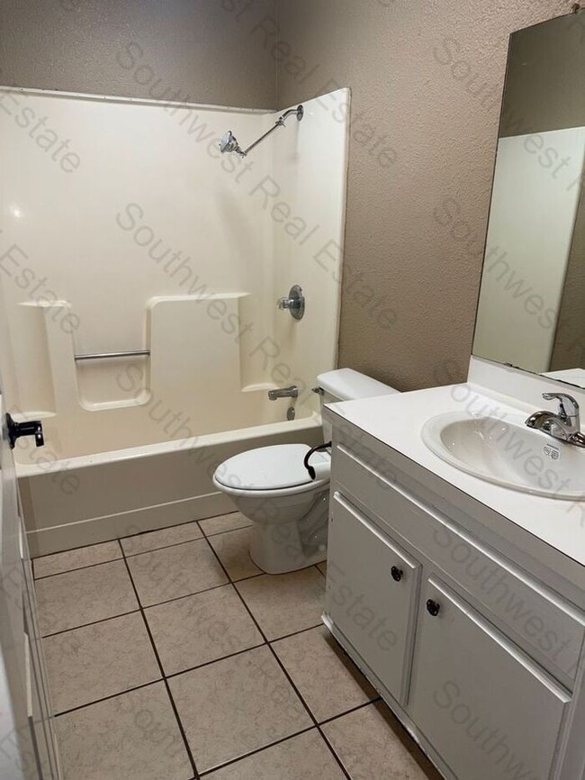 Building Photo - Spacious 2 bedroom 1 Bath apartment- Close...