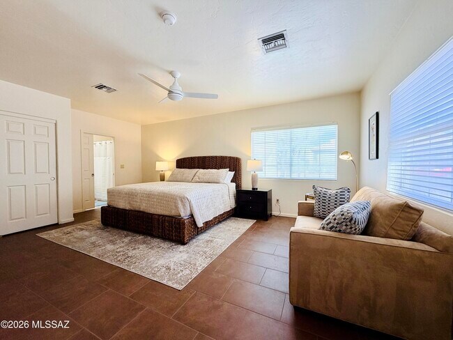 Building Photo - 1465 W Bridalveil Pl