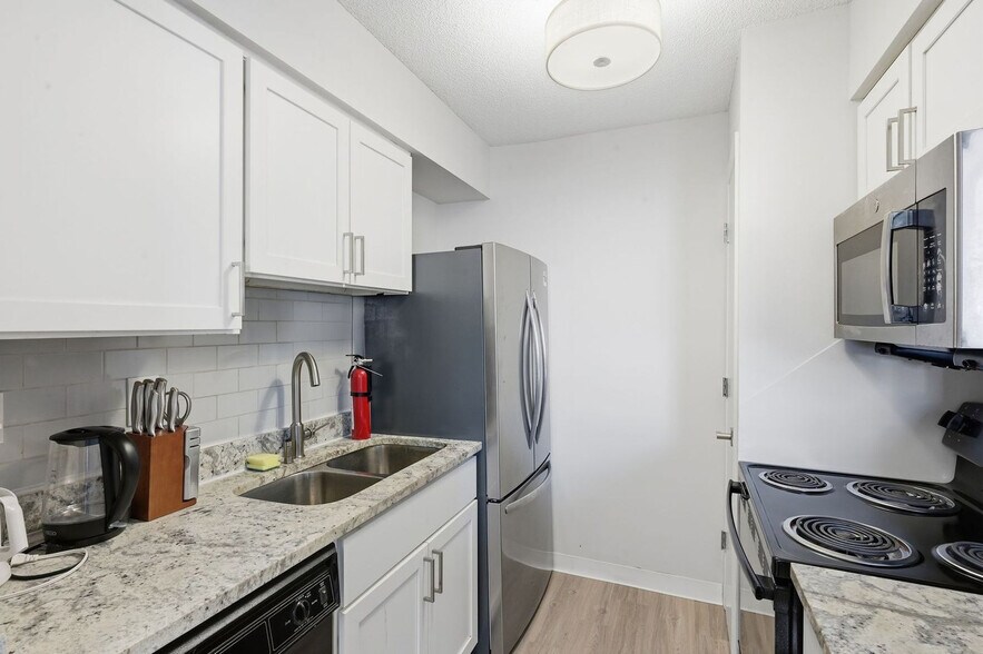 Building Photo - 2301 Deer Path Cir