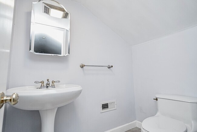 Building Photo - 130 Heather Dr