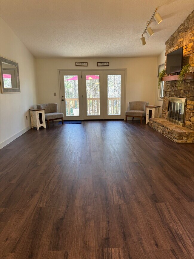 Building Photo - "Charming 2-Bedroom Condo with Cozy Fireplace in Hendersonville – 1603 Sq Ft of Comfort!"