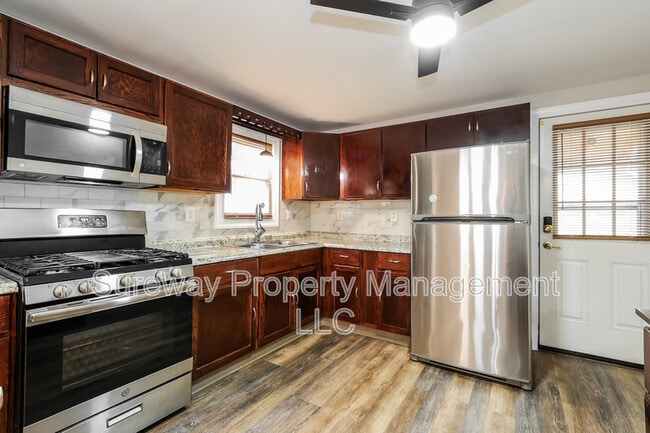 Building Photo - 408 Rosewood Ave