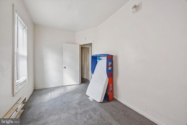 Building Photo - 13 E 21st St