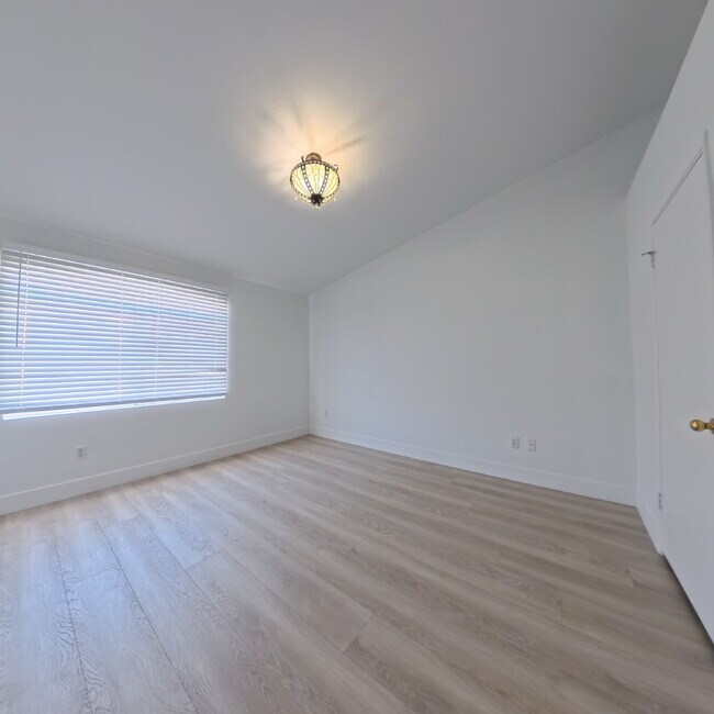 Building Photo - Upgraded 1 Bed 1 Bath Second-Story Condo at Opulence!