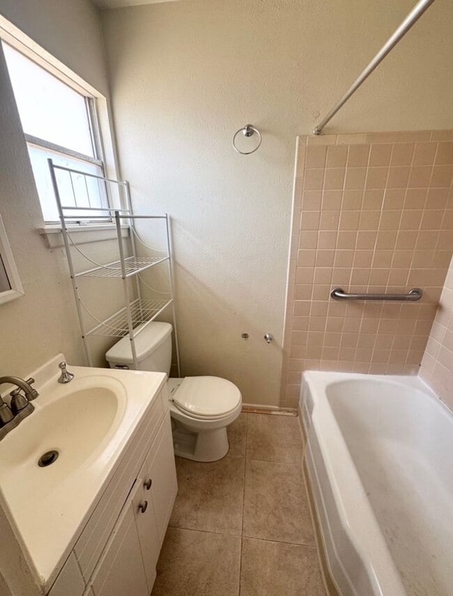 Building Photo - 2 Bed 2 Bath Ready To Move In ASAP!