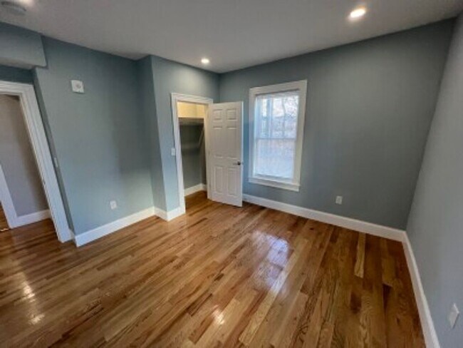 Building Photo - Beautiful Porter/Harvard 2 bedroom apartme...