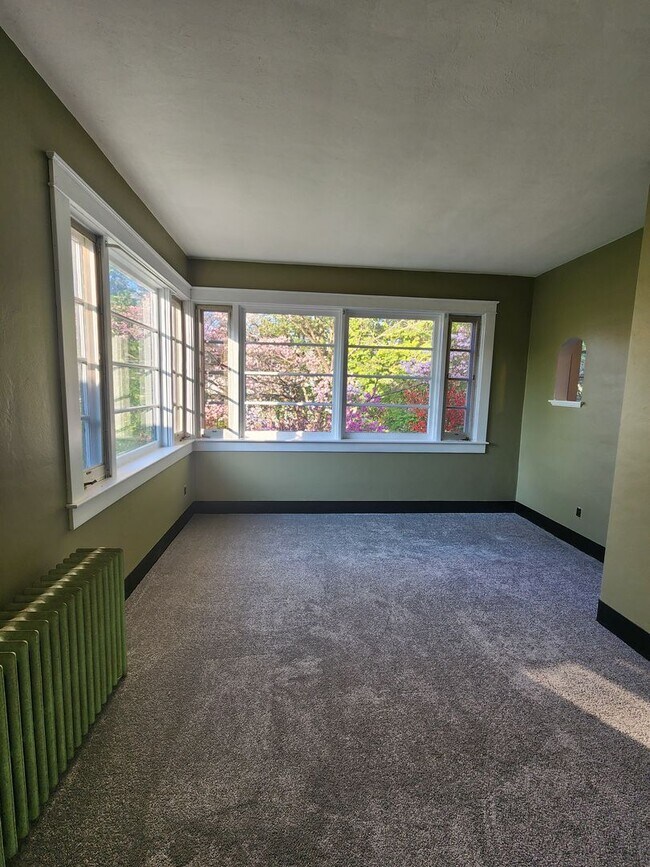 Building Photo - 470 Maple St